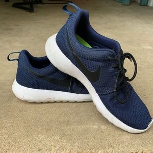 Navy Nike Roshes